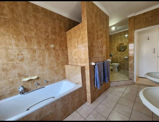 5 BEDROOM HOUSE FOR SALE IN VANDERBIJLPARK SE 3